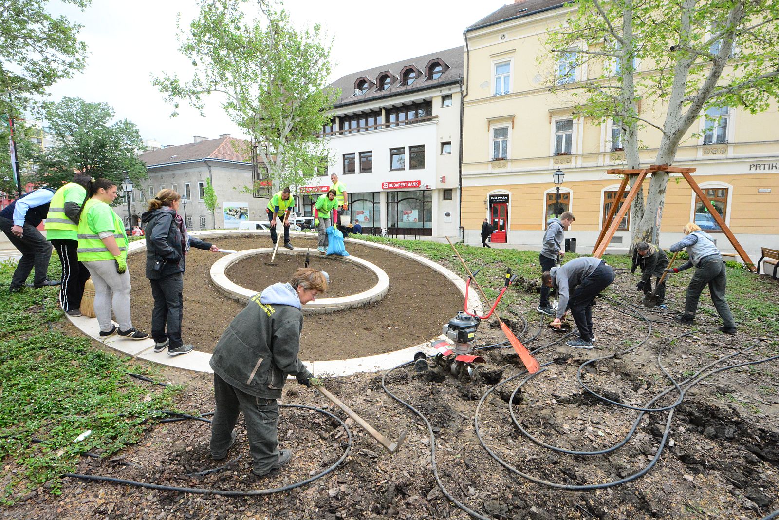 A Vidi focistái is segítettek a Virágóra beültetésében
